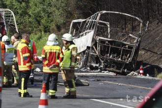 Pri nehode autobusu na diaľnici v Bavorsku mohlo zahynúť až 18 ľudí