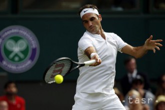 WIMBLEDON: Federer postúpil po skreči do 2. kola, teší sa aj Zverev