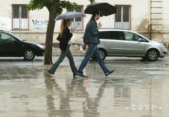 Východ Slovenska môžu dnes večer a vo štvrtok ráno potrápiť búrky