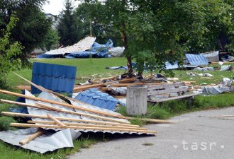 Silná búrka s vetrom poškodila v Prešove tri strechy a polámala stromy