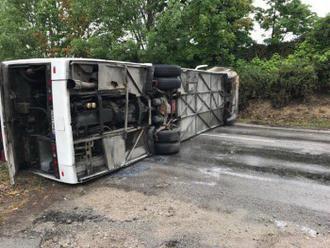 Najmenej 19 ľudí zahynulo v Číne pri havárii autobusu