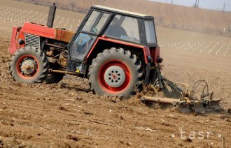 V Lehote pod Vtáčnikom privalil muža traktor