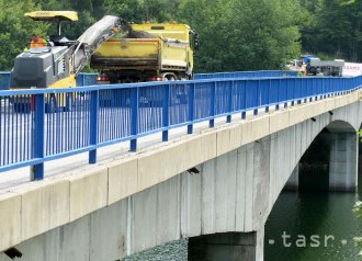 Pri zrútení mosta vo Švédsku sa zranilo 16 ľudí