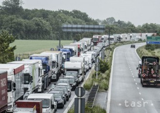 Na hraničnom priechode Röszke sa pri vstupe do Srbska čaká dve hodiny