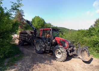 V Oravskom Veselom zachraňovali pilčíka, traktor mu zachytil nohu