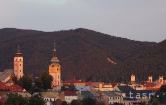 Nezamestnaní v Banskej Bystrici natreli 2,4 km zábradlí