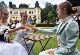 Na Betliari sa vrátili do roku 1890, usporiadali aristokratický piknik