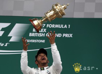 Hamilton sa radoval v Silverstone, defekt Vettela v predposlednom kole