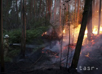 Lesné požiare v Kanade si vynútili evakuáciu 37.000 ľudí