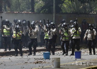 Pri protivládnych protestoch vo Venezuele zahynulo už 100 ľudí