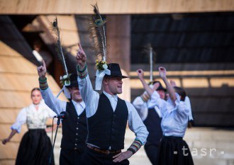 Folkloristi oživia v Lúčkach tradície a postavia drevenú plť