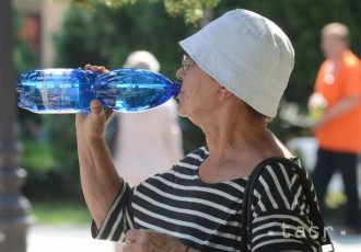 BUDE PÁLIŤ: Cez víkend nás potrápia horúčavy, dôležitý je pitný režim