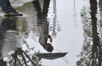 Silný dážď zaplavil v bratislavskej Rači niektoré cesty