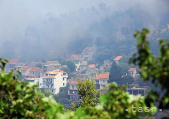 Pre lesný požiar na juhu Francúzska evakuovali 100 obytných domov