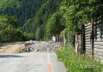 ŽSR zabezpečili bralo pri trati v Píle, skaly nebudú padať na koľaje