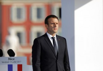 E. Macron sa zúčastnil na omši rok po vražde kňaza v Normandii