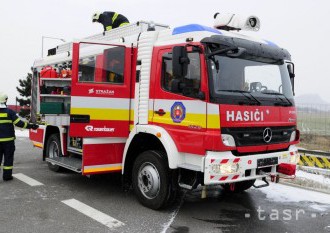 Na D1 narazilo osobné auto do nákladného, tvoria sa kolóny