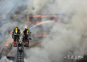Hasiči zasahujú pri požiari skladu s polystyrénom v Košiciach