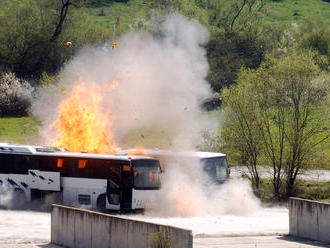 Výlet sa zmenil na nepríjemnú udalosť:  V autobuse, ktorý viezol detí a učiteľky začalo horieť