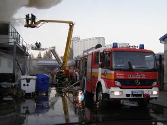 Na Záhorí sa hasiči trápia s požiarom: Zasahujú v obci Rohožník