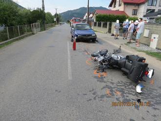 Ďalšia obeť sezóny: Motorkárovi   vyletel z protismeru vodič auta, zahynul