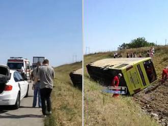 Tragický návrat z Grécka: VIDEO Nehoda autobusu plného dovolenkárov! Jeden mŕtvy, 25 zranených