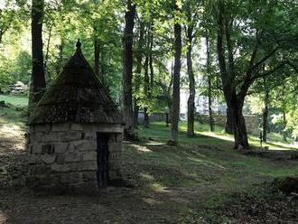 Dobrá Voda bez vody, hřbitov plný padlých Kristů, Vltavský luh s osmi loděmi za hodinu