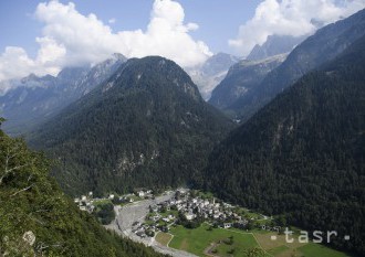 Záchranári zastavili pátranie po turistoch nezvestných vo Švajčiarsku