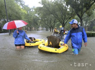 Texas čakajú ďalšie záplavy, úrady hlásia osem obetí na životoch