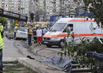 Auto sa v Budapešti zrazilo s električkou; zranili sa aj chodci