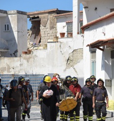 Talianska vláda vyčlenila prvé peniaze na pomoc ostrovu Ischia