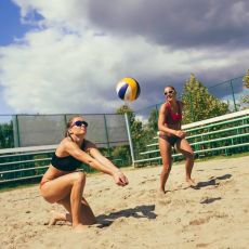 Chcete se bavit a přitom formovat své tělo? Zkuste beach volejbal