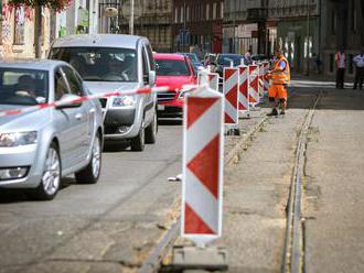 Zápchy i nejasné značenie. Opravy paralyzujú dopravný uzol Bratislavy