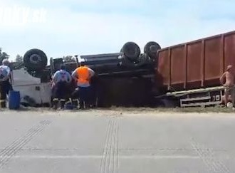 Vodič pri Piešťanoch nevybral zákrutu: VIDEO S kamiónom zišiel z cesty a prevrátil sa