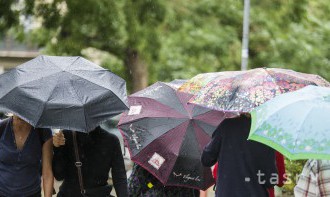 V noci a po celú nedeľu bude na Slovensku poriadne pršať