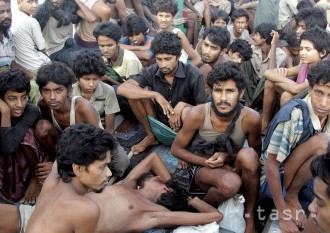 Najmenej 73.000 moslimských Rohingov utieklo do Bangladéša