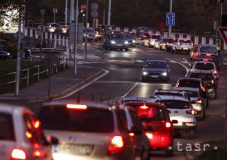 V Bratislave a okolí hlásia vodiči zhustenú premávku