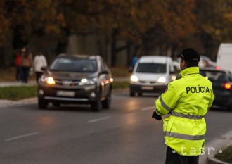 Polícia hľadá svedkov dopravnej nehody, vodič po zrážke ušiel