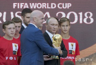 Putin vyslal trofej pre futbalového majstra na cestu okolo sveta