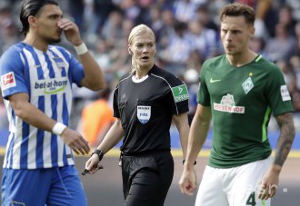 Hertha hrala s Brémami, Steinhausová prvou rozhodkyňou v Bundeslige