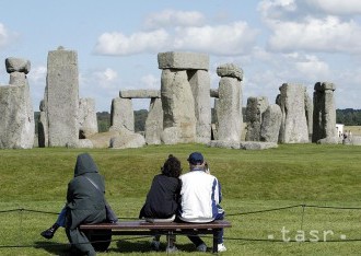 Britské úrady schválili vybudovanie cestného tunela popod Stonehenge