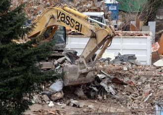 Mesto Žilina zbúra zdevastovanú bytovku na Predmestskej ulici