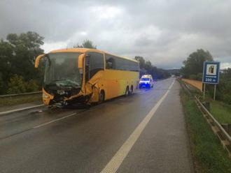 TRAGÉDIA: Pri Šahách sa zrazili auto a autobus, zahynula mladá rodina