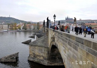 Pražský súd vyhostil cudzinca, ktorý popísal sochu na Karlovom moste