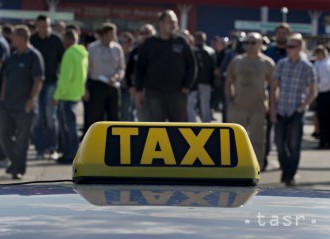 Taxikári v Prahe pohrozili generálnym štrajkom, prekáža im Uber