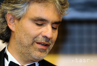 Andrea Bocelli sa modlil na brehu rieky Jordán, sprevádzal ho duchovný