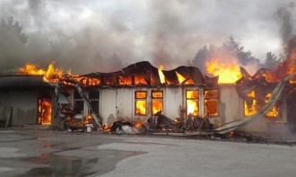 Pri požiari domu v Nemecku zahynuli dvaja ľudia, ďalších 9 sa zranilo