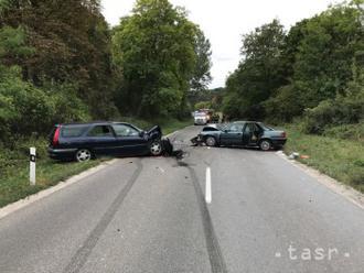 Dodávka čelne narazila do osobného auta, vodička nehodu neprežila