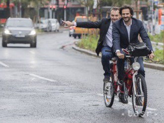 VIDEO: Ministri odložili limuzíny, na rokovanie prišli na bicykloch