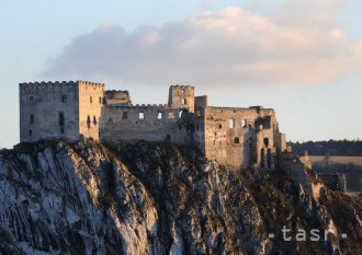 Hrad Beckov rozžiaria počas Tekvicového festivalu svetlonosi